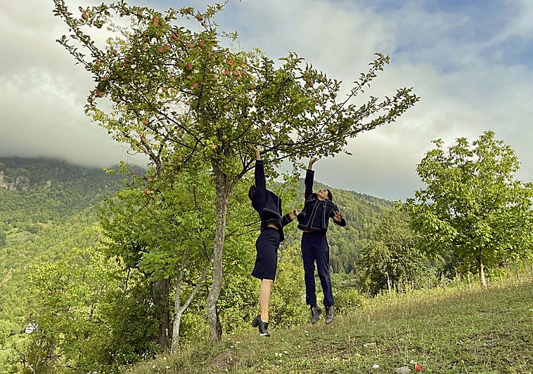 Poetisch-märchenhafte Liebesgeschichte in luftiger Höhe - zwei Schaffnerinnen und die Magie des Kinos